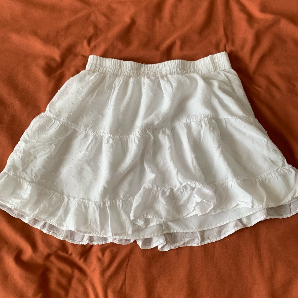 Forever 21 women’s skirt, short, white, barely used, size medium.